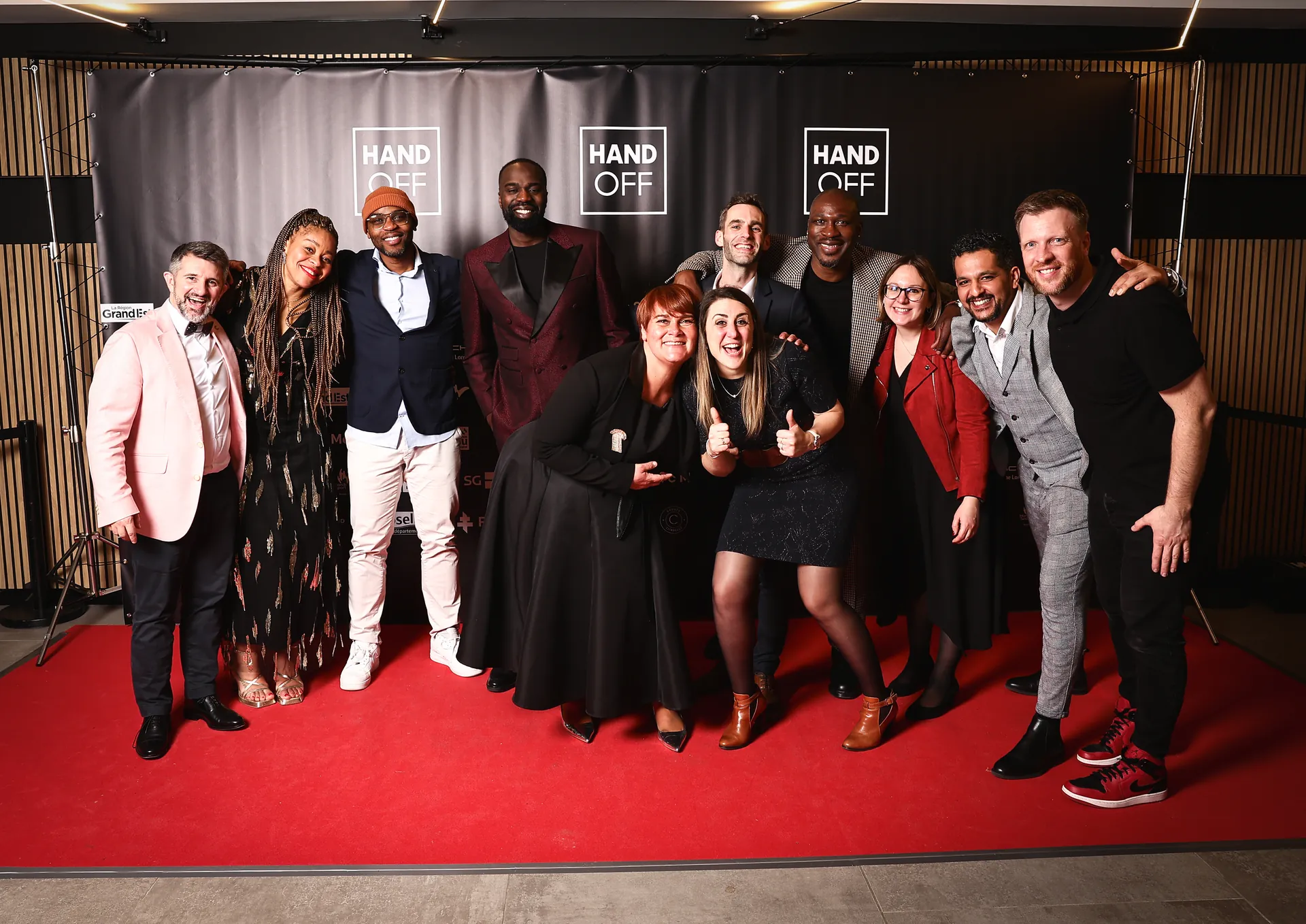 Le collectif HandOff réuni sur le tapis rouge du gala